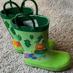 Kids Caterpillar rain boots!